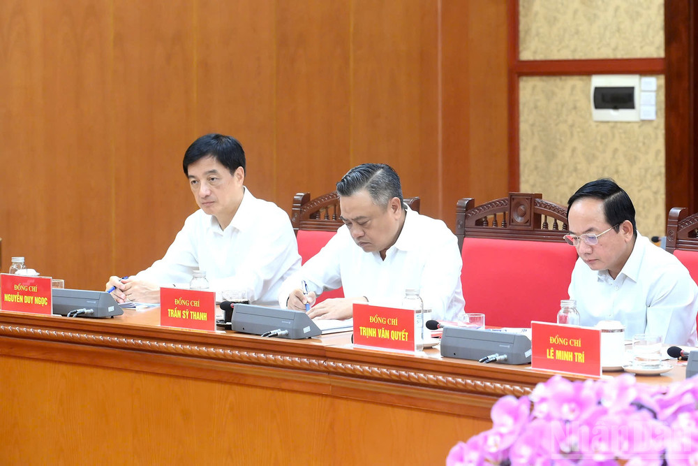 C&aacute;c đồng ch&iacute; l&atilde;nh đạo tham dự cuộc l&agrave;m việc. (Ảnh: ĐĂNG KHOA)