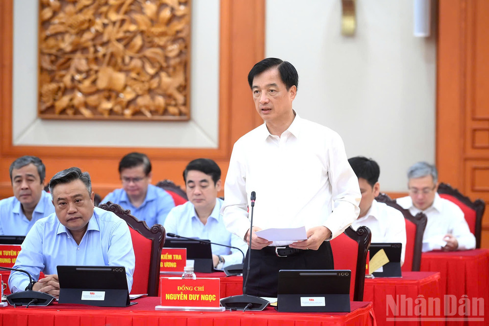 Đồng chí Nguyễn Duy Ngọc, Ủy viên Bộ Chính trị, Bí thư Trung ương Đảng, Trưởng Ban Tổ chức Trung ương trình bày báo cáo tại phiên họp. (Ảnh: ĐĂNG KHOA)