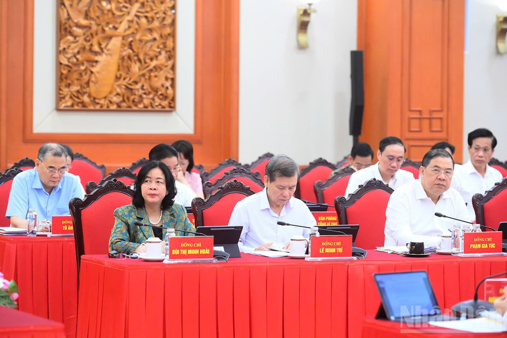 Các đồng chí lãnh đạo và các đại biểu tham dự phiên họp. (Ảnh: ĐĂNG KHOA)