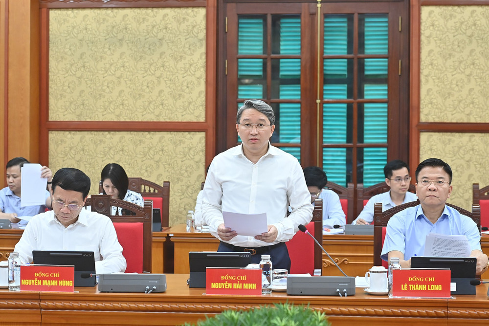 Đồng chí Nguyễn Hải Ninh, Ủy viên Trung ương Đảng, Bộ trưởng Tư pháp, Ủy viên Thường trực Ban chỉ đạo trình bày báo cáo tại phiên họp. (Ảnh: ĐĂNG KHOA) a8-bnd-8154.jpg