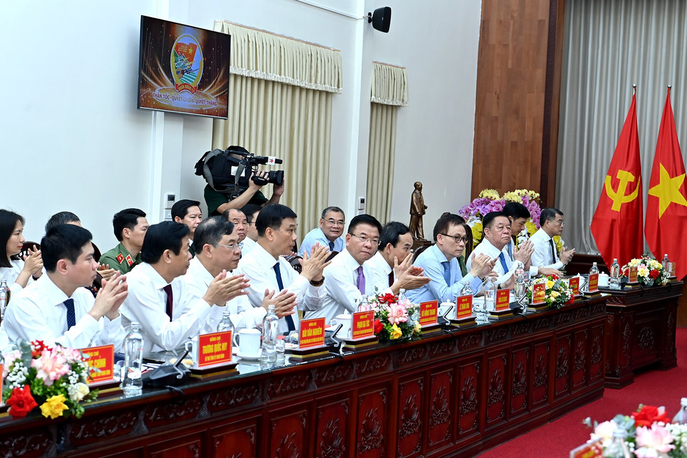 Các đồng chí lãnh đạo Đảng, Nhà nước và các đại biểu tham dự buổi làm việc. (Ảnh: ĐĂNG KHOA) a8-bnd-7872.jpg