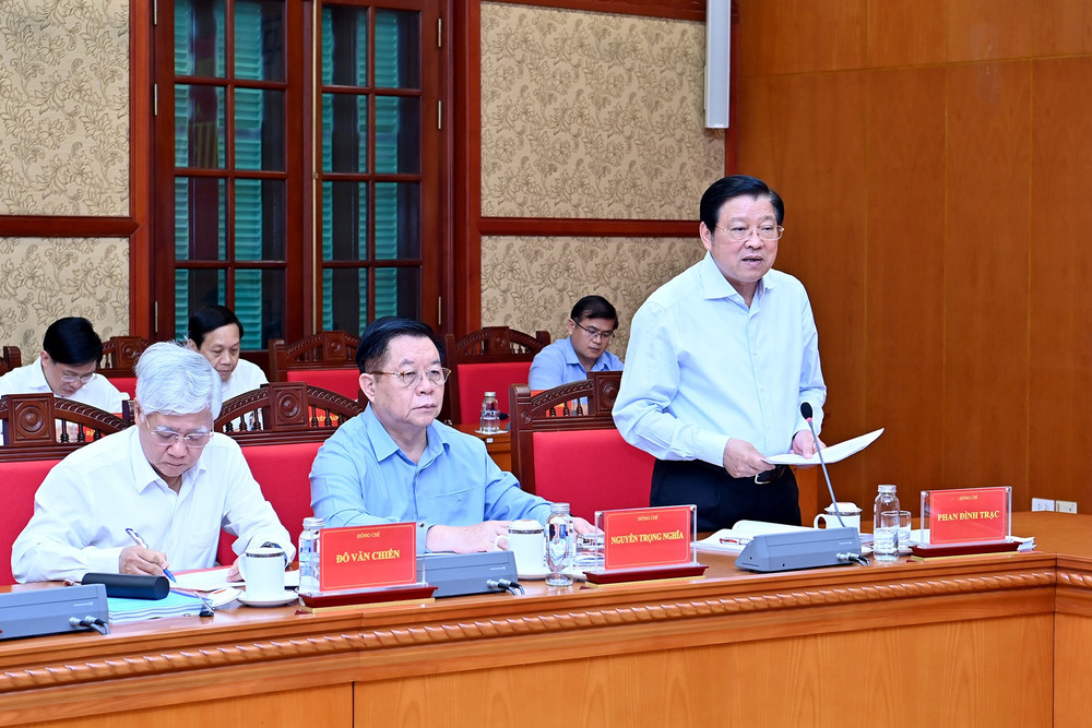 Đồng chí Phan Đình Trạc, Ủy viên Bộ Chính trị, Bí thư Trung ương Đảng, Trưởng Ban Nội chính Trung ương, Phó Trưởng ban Thường trực Ban Chỉ đạo Trung ương về phòng, chống tham nhũng, lãng phí, tiêu cực phát biểu tại phiên họp. (Ảnh: Đăng Khoa) a5-bnd-2449.jpg