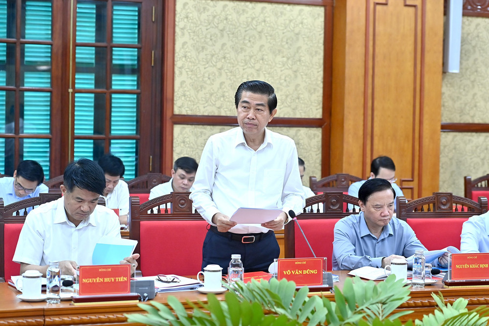 Đồng chí Võ Văn Dũng, Ủy viên Trung ương Đảng, Phó Trưởng Ban Thường trực Ban Nội chính Trung ương trình bày báo cáo tại phiên họp. (Ảnh: Đăng Khoa) a6-bnd-2411.jpg
