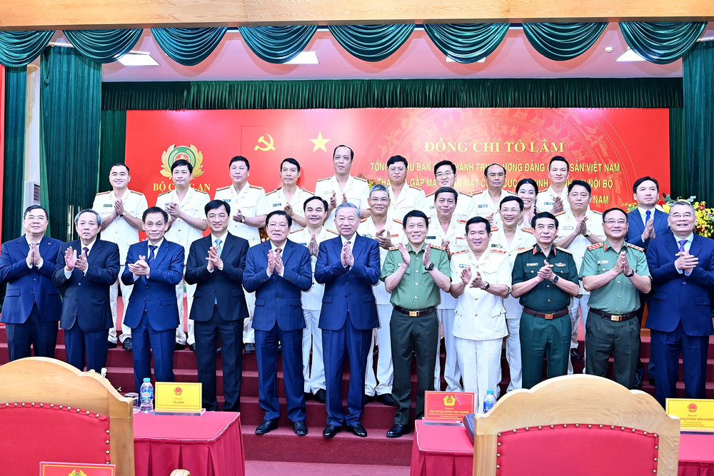 Tổng Bí thư Tô Lâm và các đồng chí lãnh đạo Đảng, Nhà nước, các đại biểu tham dự buổi gặp mặt. (Ảnh: Đăng Khoa) a12-bnd-6447.jpg