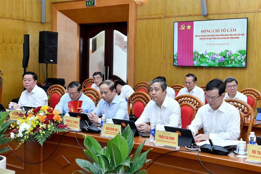 Các đồng chí lãnh đạo Ban Tuyên giáo và Dân vận Trung ương tham dự buổi làm việc. (Ảnh Đăng Khoa) a6-dsc-2741.jpg