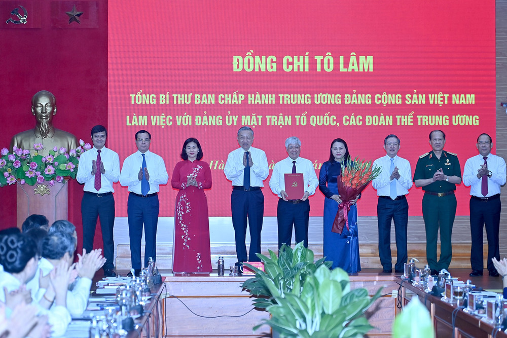 Tổng Bí thư Tô Lâm trao Quyết định của Bộ Chính trị về chức năng, nhiệm vụ, tổ chức bộ máy Cơ quan Ủy ban Trung ương Mặt trận Tổ quốc Việt Nam. (Ảnh ĐĂNG KHOA) a4-bnd-0021.jpg