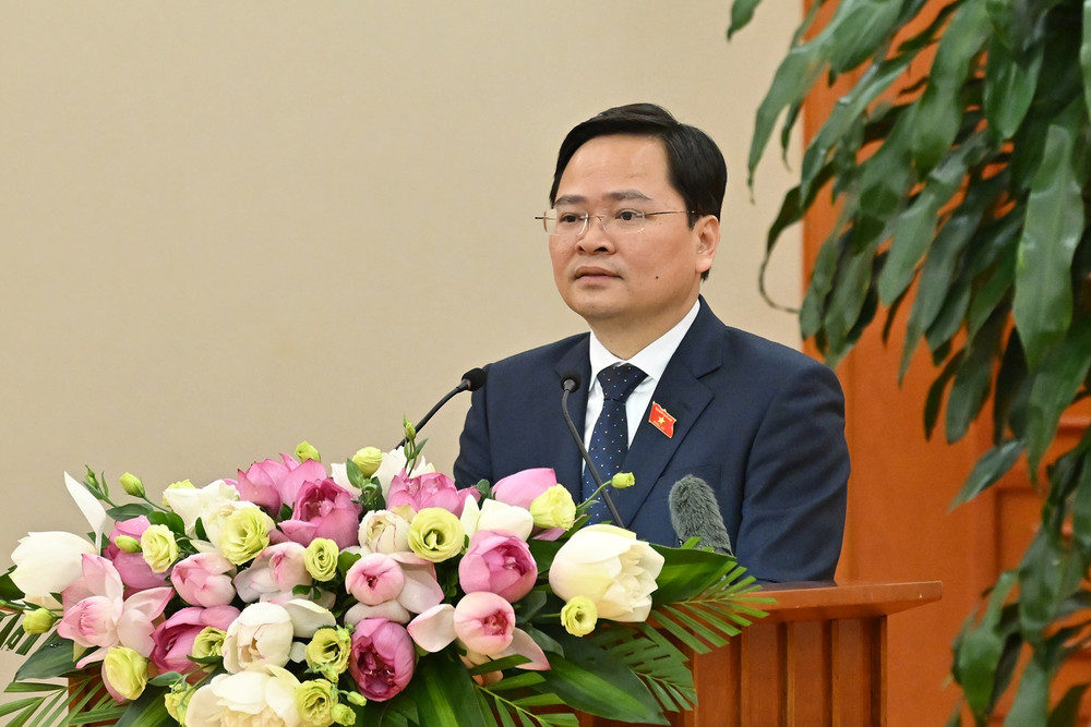 Đại biểu Quốc hội Nguyễn Anh Tuấn, Ủy viên Trung ương Đảng, Bí thư Tỉnh ủy Bắc Ninh, Chủ tịch Nhóm Đại biểu Quốc hội trẻ Khóa XV báo cáo tại buổi gặp mặt. (Ảnh: THỦY NGUYÊN) chi-0655.jpg