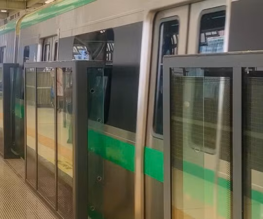 [Video] Người dân thích thú trải nghiệm tàu điện trên cao dịp nghỉ lễ