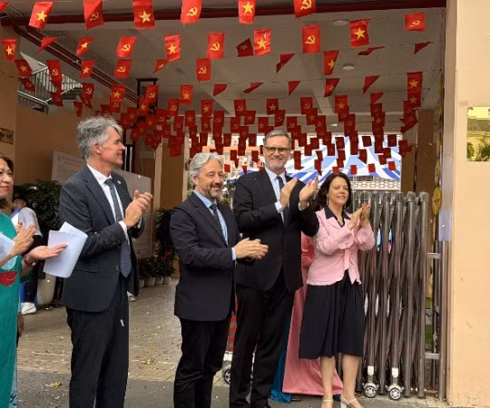 [Video] Gắn biển trường dạy tiếng Pháp đạt tiêu chuẩn quốc tế