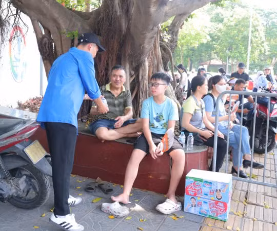 [Video] Thanh niên tình nguyện tiếp sức kỳ thi lớp 10