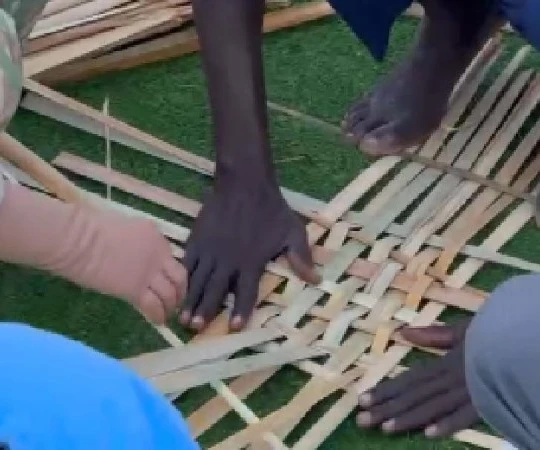 Bộ đội Cụ Hồ tại Nam Sudan hướng dẫn người dân đan giỏ từ lá cây bồn bồn