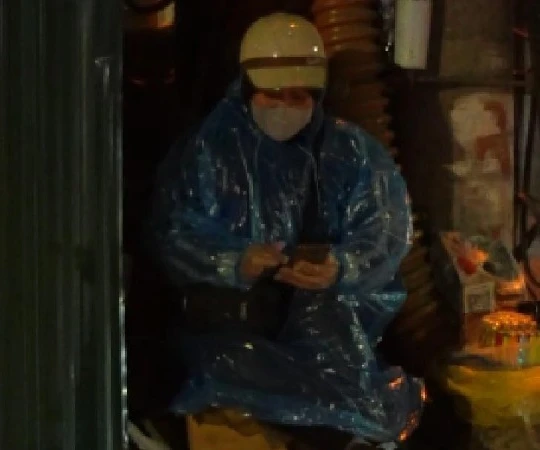 Nhịp sống lao động trong đêm đông Hà Nội