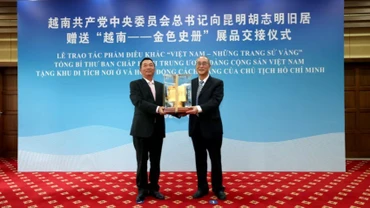 Tổng Lãnh sự Hoàng Minh Sơn trao tặng phẩm cho đại diện Chính quyền nhân dân thành phố Côn Minh.