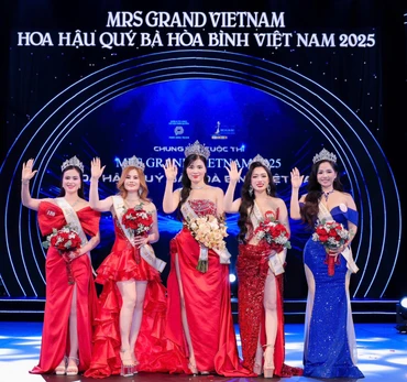 Các thí sinh xuất sắc giành giải thưởng tại đêm Chung kết cuộc thi Hoa hậu Quý bà Hòa bình Việt Nam 2025 - Mrs Grand Vietnam 2025.