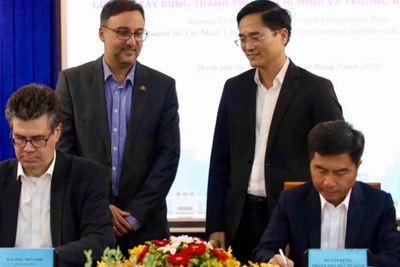 Giám đốc Sở Xây dựng Thành phố Hồ Chí Minh cùng đại diện Trường đại học Monash ký kết văn bản hợp tác. (Ảnh: QUÝ HIỀN)