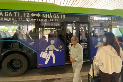 Dịp cuối năm, hành khách di chuyển bằng xe buýt khu vực sân bay Tân Sơn Nhất rất đông đúc. (Ảnh: QUÝ HIỀN)