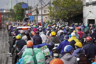 Phương tiện thường xuyên bị ùn tắc trên đường Nguyễn Thị Định, đoạn gần cảng Cát Lái. (Ảnh: VÕ LÊ)