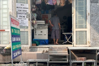 Sụt lún đã khiến thềm gạch của một cửa hàng photocopy trên đường Ngô Y Linh (phường An Lạc) bị gãy vỡ, tách rời khỏi móng và chân tường, tạo ra khe hở lớn. (Ảnh: HƯƠNG MỸ)