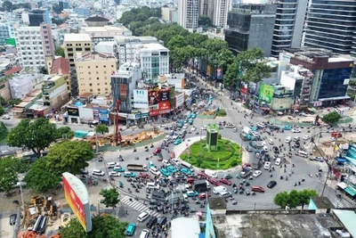 Thi công di dời hạ tầng kỹ thuật tuyến Metro số 2 Bến Thành-Tham Lương, đoạn qua công trường Dân Chủ. (Ảnh: QUÝ HIỀN)