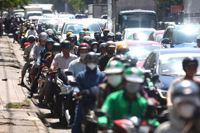 Xe máy, một trong những "thủ phạm" góp phần xả thải khí CO2 gây ô nhiễm môi trường (ảnh: THẾ ANH)