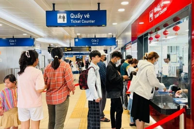 Hành khách mua vé đi tuyến Metro số 1 Bến Thành-Suối Tiên. (Ảnh: QUÝ HIỀN)