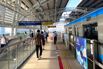 Hành khách lựa chọn đi Metro số 1 rất đông vào các khung giờ cao điểm. (Ảnh: QUÝ HIỀN)