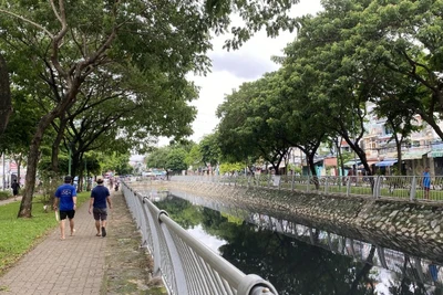 Tuyến kênh Hàng bàng, một tuyến kênh ô nhiễm đang được thành phố nạo vét, cải tạo. (Ảnh: QUÝ HIỀN)