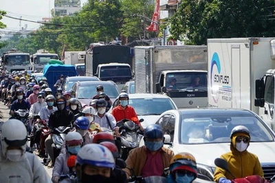 Đường Nguyễn Tất Thành thường xuyên ùn tắc giao thông cần xem xét mở rộng, để đồng bộ với khu Cảng Nhà Rồng-Khánh Hội. (Ảnh: QUÝ HIỀN)