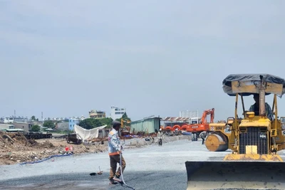 Thi công một gói thầu thuộc Dự án cải tạo kênh Tham Lương-Bến Cát- Rạch Nước lên do Ban Quản lý dự án đầu tư xây dựng hạ tầng đô thị Thành phố Hồ Chí Minh làm chủ đầu tư (Ảnh: THẾ ANH)