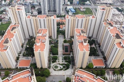 Chung cư tái định cư thuộc Khu đô thị mới Thủ Thiêm bỏ hoang nhiều năm nên xuống cấp. (Ảnh: THẾ ANH)