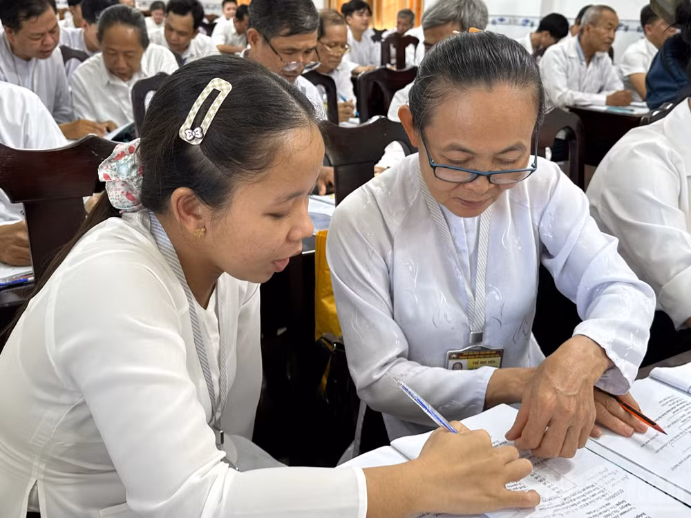 Trường Trung cấp Phật giáo Hòa Hảo có đông học viên thuộc nhiều lứa tuổi theo học.