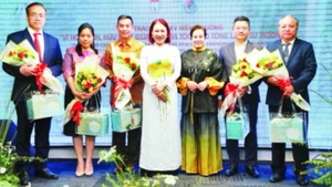Nhiều đơn vị, cá nhân được khen thưởng do làm tốt công tác kết nối vận động viện trợ từ các tổ chức phi chính phủ nước ngoài trên địa bàn thành phố.