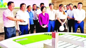 Đoàn đại biểu Quốc hội thành phố Hà Nội khảo sát thực tế tại Nhà máy điện rác Seraphin. (Ảnh LÊ HẢI)