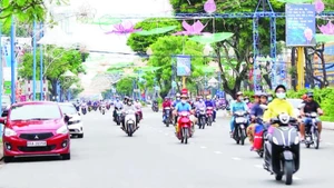 Người dân tham gia giao thông trên đại lộ Hòa Bình, thành phố Cần Thơ.