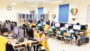 Học sinh Trường tiểu học Thụy An (huyện Ba Vì) học tập trên môi trường số.