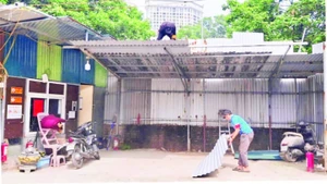 Lực lượng chức năng phường Vĩnh Hưng, quận Hoàng Mai xử lý bãi trông giữ xe vi phạm trên địa bàn. (Ảnh HIỀN THU)