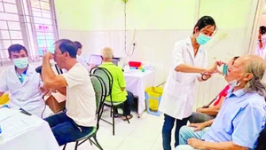 Bệnh nhân hen suyễn khám, điều trị tại cộng đồng.