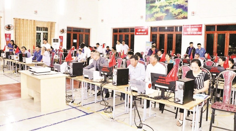 Người dân xã Gia Trấn, tỉnh Ninh Bình tích cực tham gia lớp “Bình dân học vụ số”.