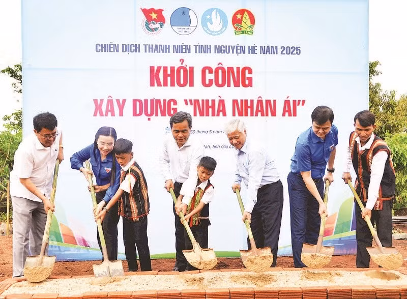 Đồng chí Đỗ Văn Chiến, Ủy viên Bộ Chính trị, Bí thư Trung ương Đảng, Chủ tịch Ủy ban Trung ương Mặt trận Tổ quốc Việt Nam dự lễ khởi công xây dựng “Nhà nhân ái” tặng hộ nghèo tại huyện Chư Păh, tỉnh Gia Lai. 
