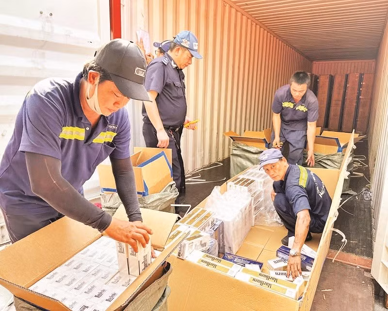 Lực lượng Hải quan khu vực II kiểm tra phát hiện thuốc lá lậu tại cảng Cát Lái, Thành phố Hồ Chí Minh.