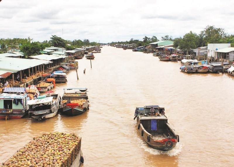 Giao thương đường sông tấp nập tại xã Nhuận Phú Tân.