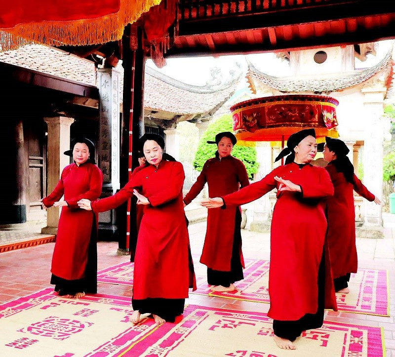 Các nghệ nhân trình diễn hát Xoan phục vụ du khách tại các điểm du lịch cộng đồng.