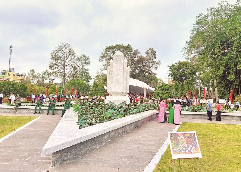 Đại biểu và nhân dân viếng, tham quan Khu di tích Nguyễn Sinh Sắc.