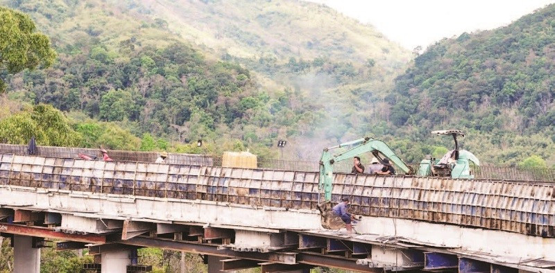 Hoàn thiện công trình cầu cạn tại dự án cải tạo, nâng cấp Quốc lộ 28B.
