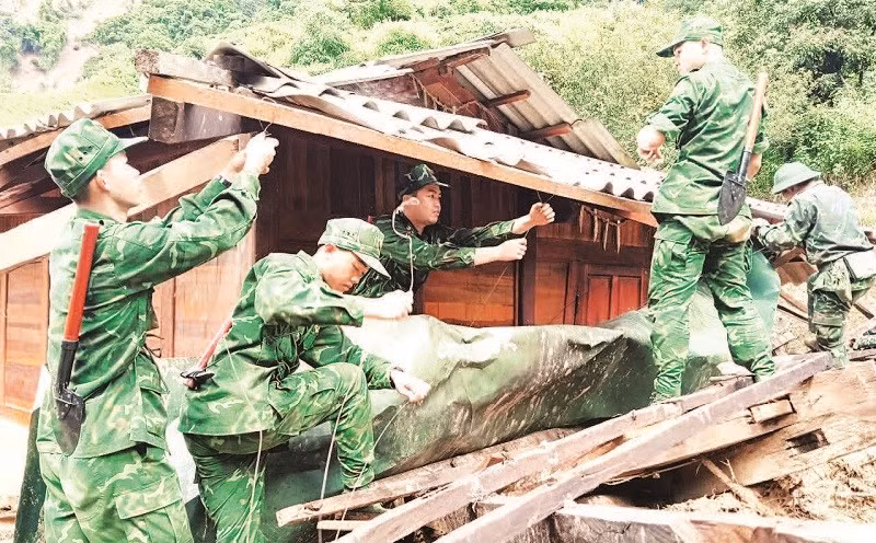 Bộ đội biên phòng giúp người dân xã Xa Dung tháo dỡ, di chuyển nhà cửa khỏi vùng nguy cơ thiên tai.
