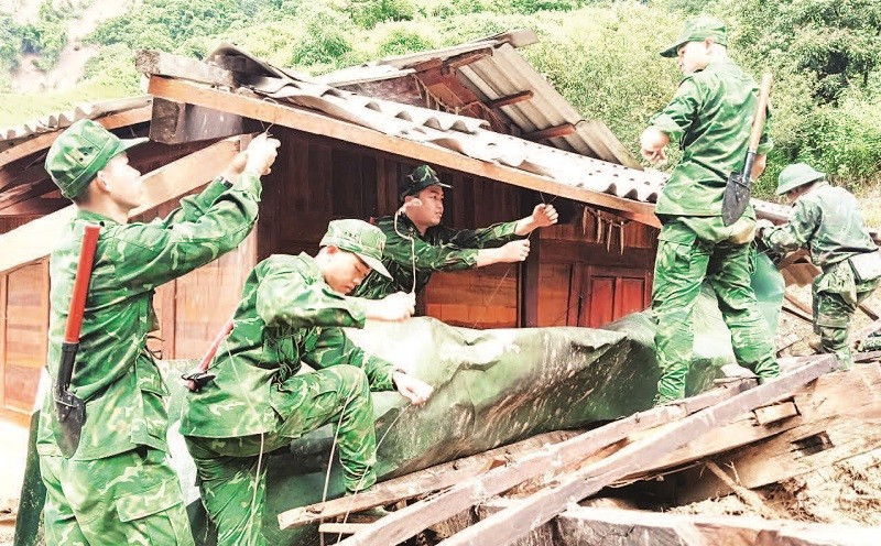 Bộ đội biên phòng giúp người dân xã Xa Dung tháo dỡ, di chuyển nhà cửa khỏi vùng nguy cơ thiên tai.