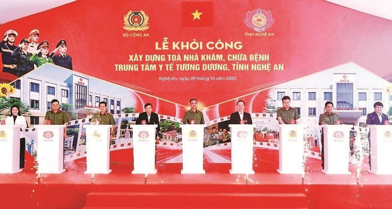 Các đại biểu ấn nút khởi công xây dựng công trình tòa nhà khám, chữa bệnh Trung tâm Y tế Tương Dương. (Ảnh THU HIỀN)