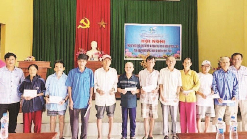 Người dân vùng bị ngập lũ ở xã Nam Hải Lăng (Quảng Trị) nhận quà chia sẻ từ Báo Nhân Dân.