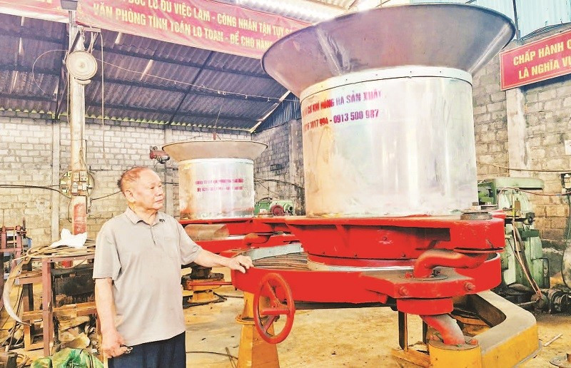 Bác Vũ Hữu Lê bên sản phẩm máy vò chè đa năng.