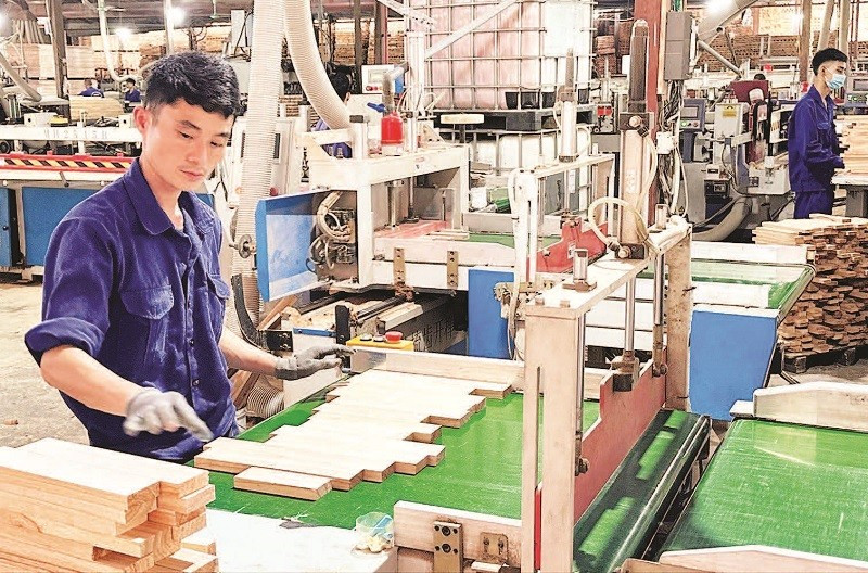 Công nhân Doanh nghiệp tư nhân Đăng Khoa (xã Trấn Yên, tỉnh Lào Cai) hoàn thiện sản phẩm. (Ảnh QUANG THIỀU)